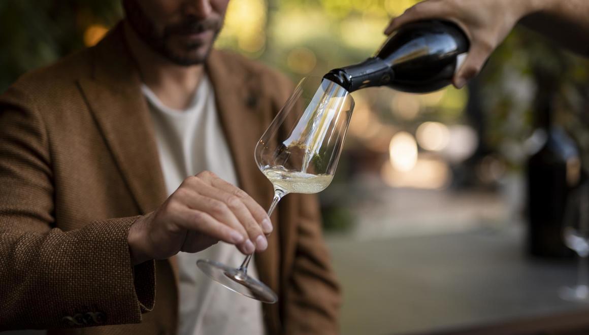 Ein Glas Südtiroler Sekt DOC wird eingeschenkt ©IDM Südtirol-Alto Adige/Patrick Schwienbacher