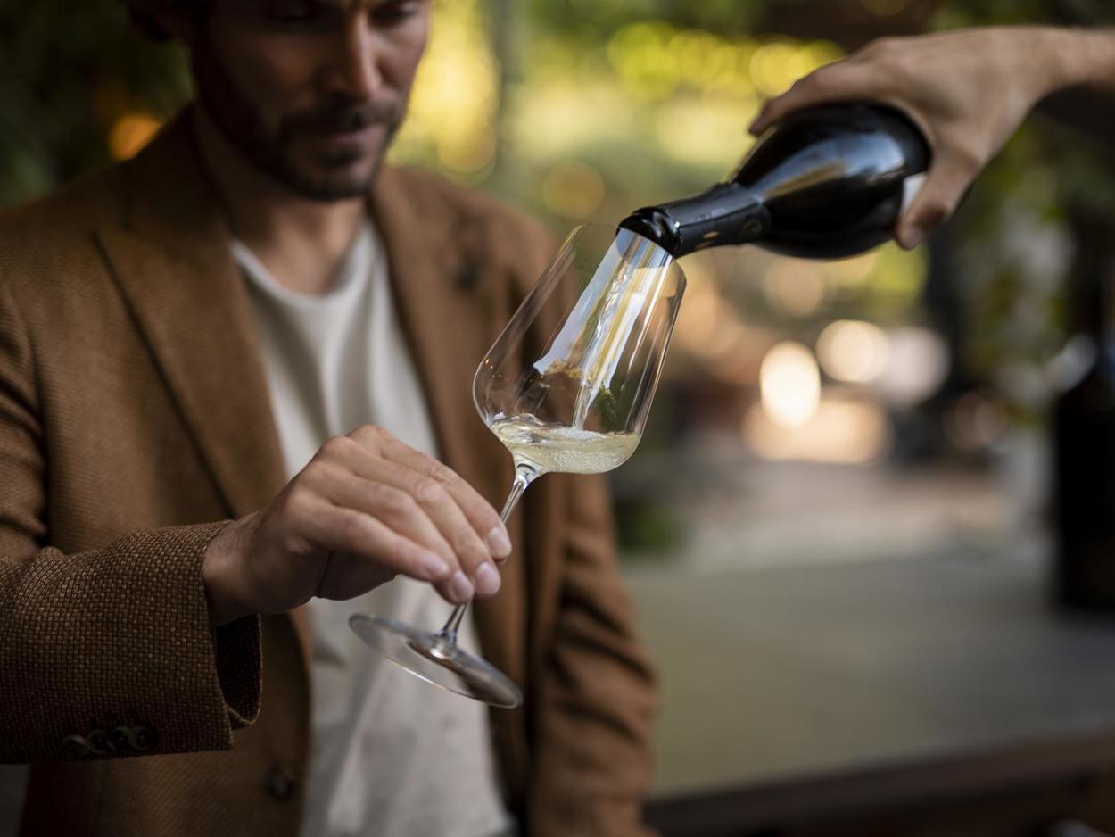 A glass of Alto Adige sparkling wine DOC being poured ©IDM Südtirol-Alto Adige/Patrick Schwienbacher
