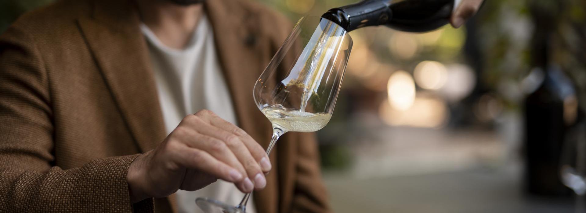 A glass of Alto Adige sparkling wine DOC being poured ©IDM Südtirol-Alto Adige/Patrick Schwienbacher