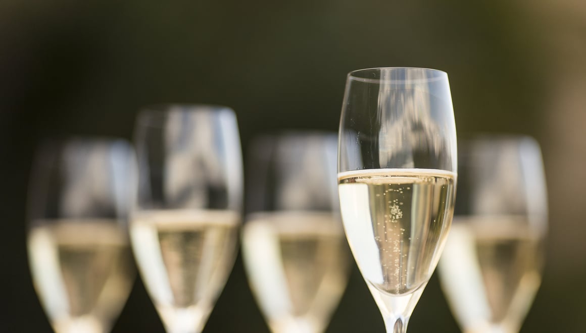 Sektgläser mit Südtiroler Sekt DOC ©IDM/Südtirol Wein/Florian Andergassen