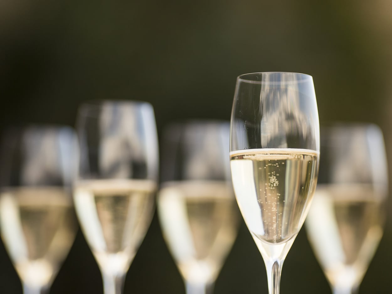 Glasses of Alto Adige DOC sparkling wine ©IDM/Alto Adige Wine/Florian Andergassen