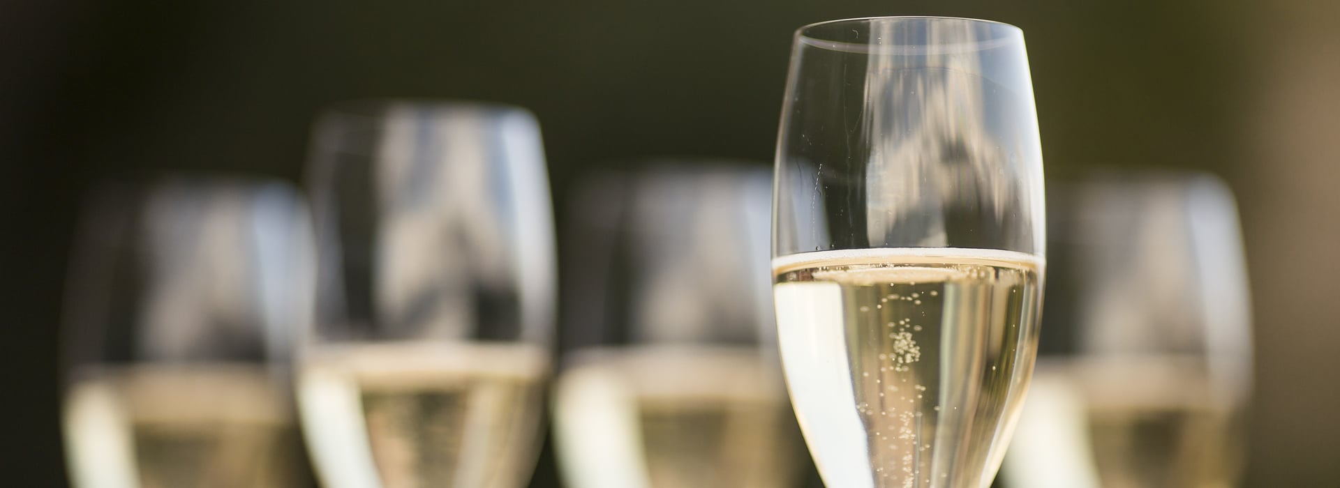 Sektgläser mit Südtiroler Sekt DOC ©IDM/Südtirol Wein/Florian Andergassen